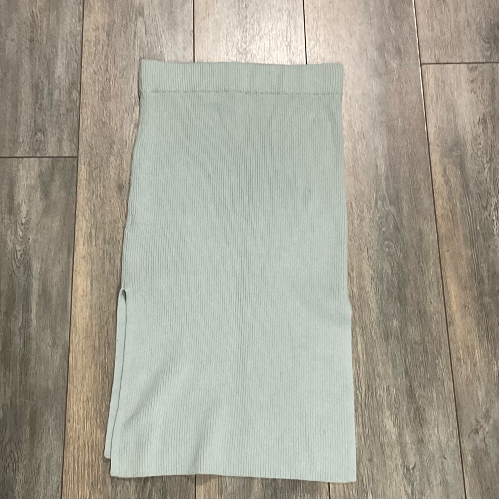 Abercrombie & Fitch Light Gray Ribbed Texture Midi Skirt, Size Small - Picture 2 of 7